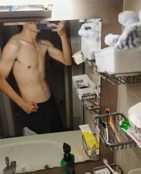 北京海淀00年运动员男陪 身材好下面大 点进来看详细