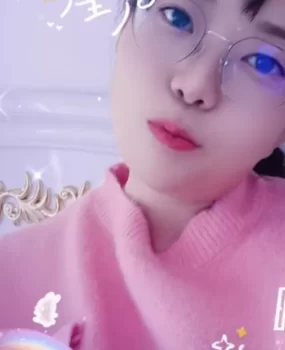 很腼腆的小姐姐