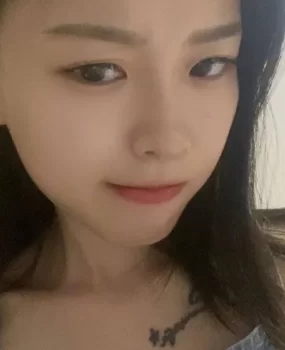 轻盈小美女