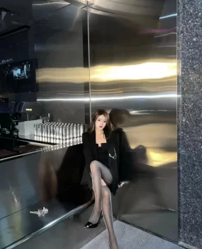 热辣闪光高级灰丝袜酒吧前台接待御姐真心会玩