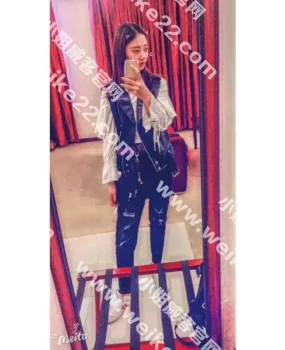 最近在QQ里频繁出现的小姑娘