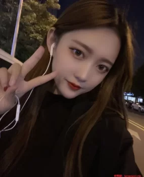 腼腆的反差哇噻女孩，刚下海没多久，有待开发