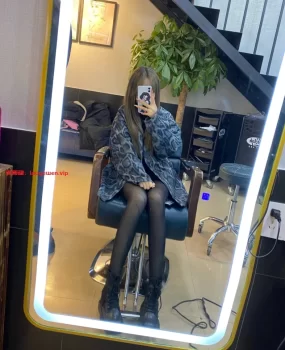 兼职妹子，刚刚发育好 奶白多汁